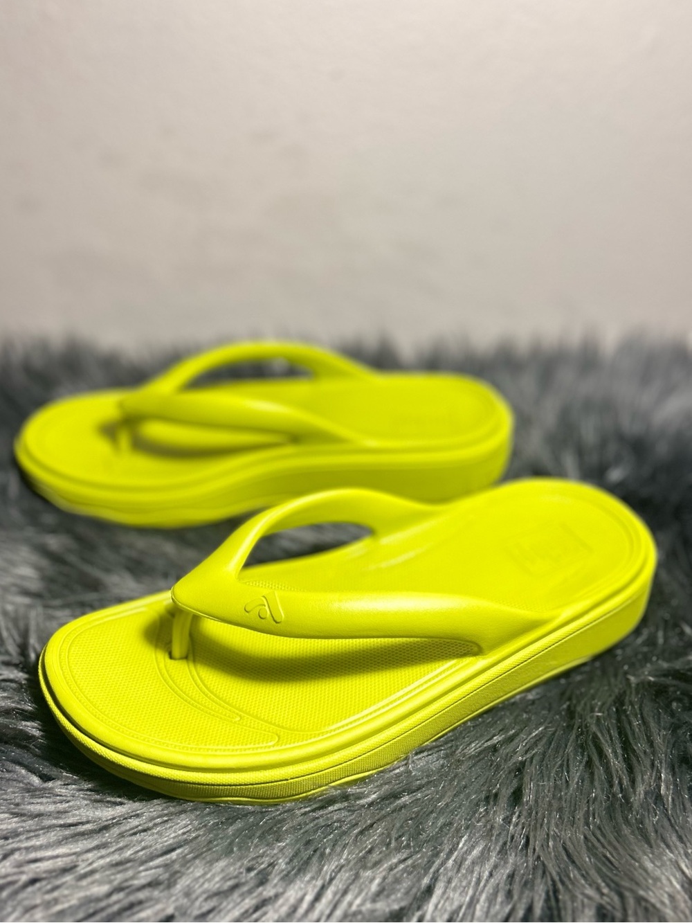FITFLOP RELIEFF Metallic Recovery Toe-Post lemongrass Sandals Size 8 - Picture 8 of 11